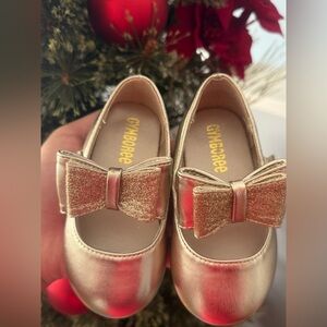 Gymboree toddler size 5 gold with bows